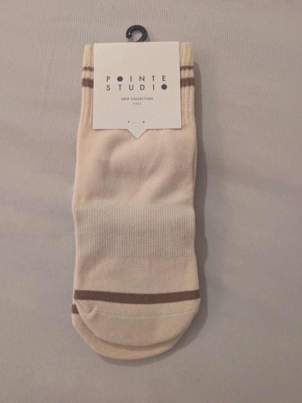 NWT sz S/M 5-7 US The Pointe Studio Varsity Grip Ankle Socks Nougat